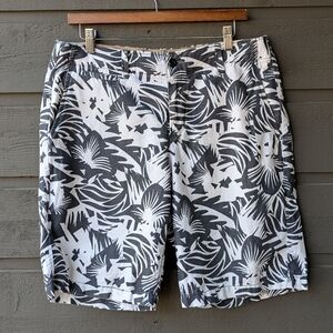 GAP Men’s The Lived-In Short Flat Front Gray White Floral Size 33 Linen Cotton